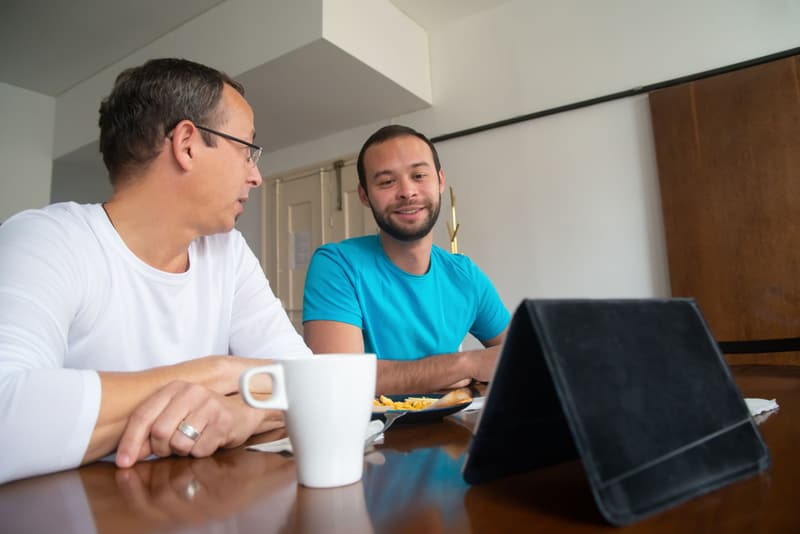 Zwei Männer besprechen Zahlen an einem Tablet
